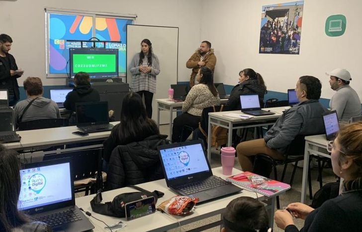 El lugar tiene una sala equipada con computadoras.