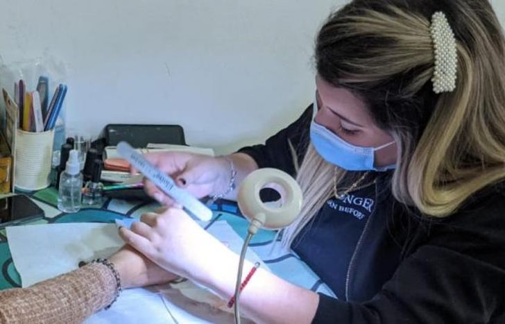 Gise creando sus diseños.