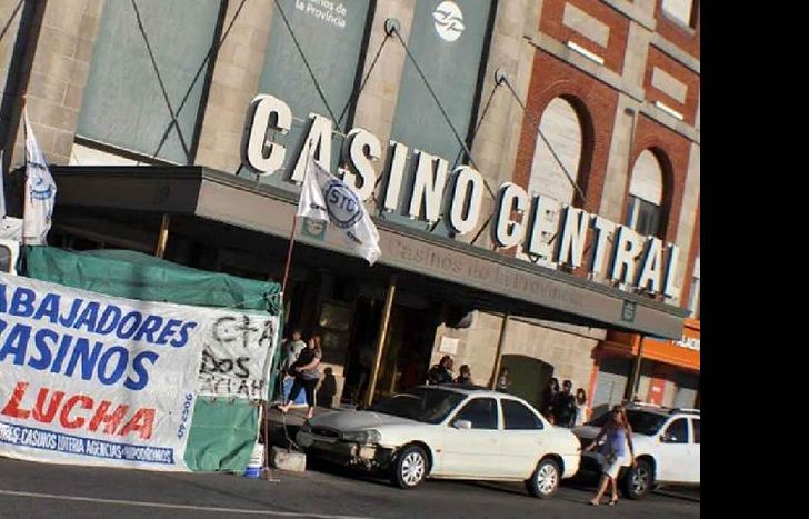 Los trabajadores se concentraron frente al Casino Central de Mar del Plata.