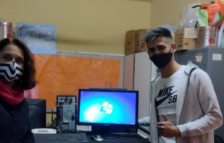 Huergo, de visita en un colegio. Un gesto para aplaudir e imitar.