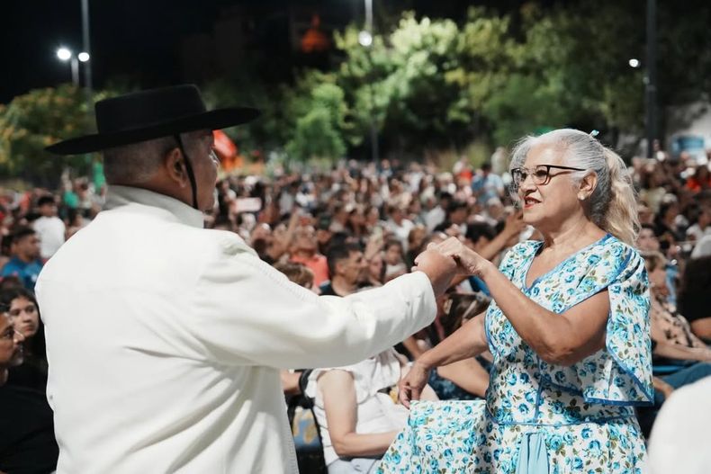 Federico Otermín participó de la fiesta en honor a la Virgen de la Paz en la plaza Grigera, Lomas de Zamora. 