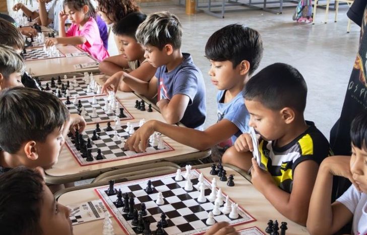 Partidos de ajedrez en la Primaria N°64 de Budge.