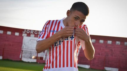 tiene 16 anos, es promesa de los andes y firmo su primer contrato tiene 16 anos, es promesa de los andes y firmo su primer contrato