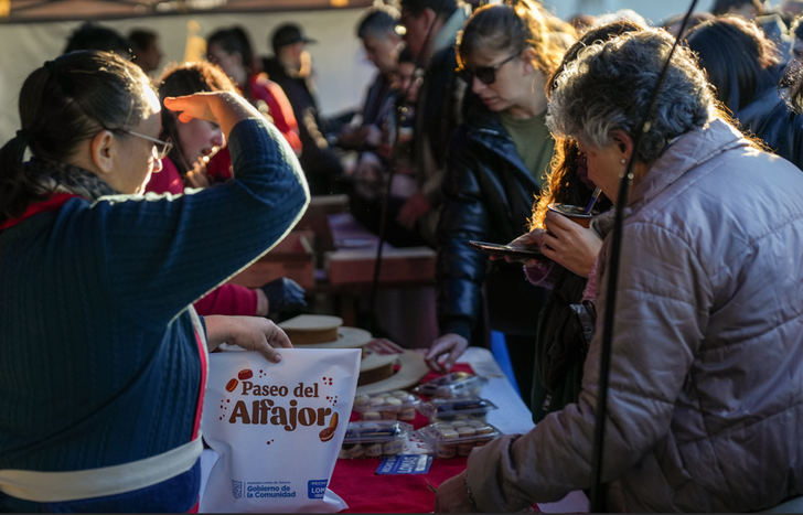 Cerca de mil vecinos asistieron a la primera edición del Paseo del Alfajor en Lomas.