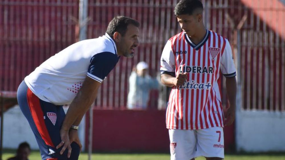 Franchini le da indicaciones a Cucho Pérez.