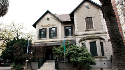 El edificio, sobre la avenida Meeks.