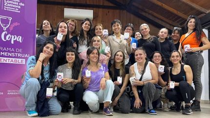 Todas las participantes de los talleres reciben copas menstruales.
