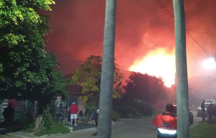 Los vecinos de la cuadra tuvieron que salir de sus casas en plena madrugada.