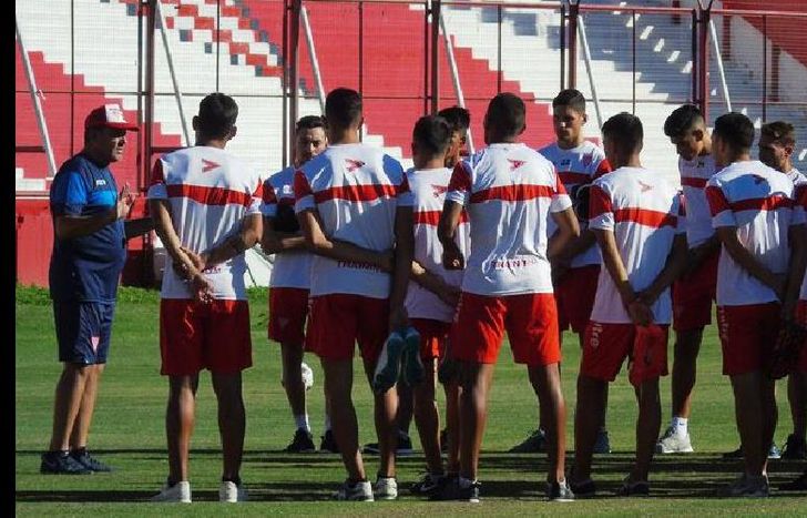Aníbal Biggeri dialoga con los jugadores antes de iniciar la práctica en el Gallardón.