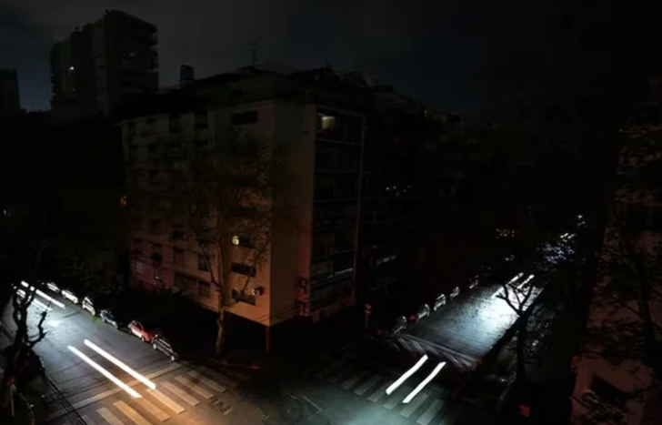 Más de 600 mil usuarios del AMBA quedaron sin luz por el sorpresivo apagón del sábado por la noche.&nbsp;