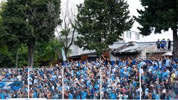La hinchada de Temperley en el estadio de Colegiales.