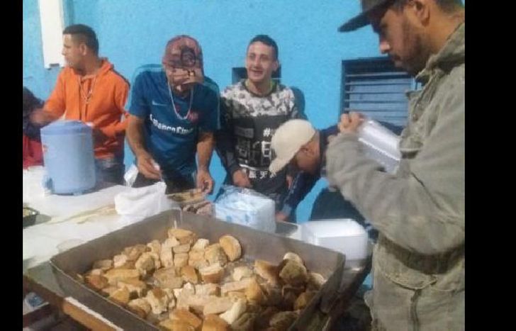 por la noche, en acción.