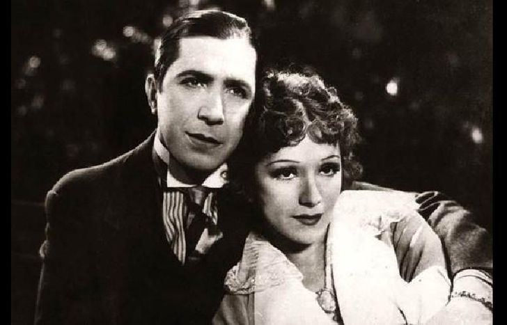 En las escenas, la mujer amada por Gardel, muere y da pie a la canción.