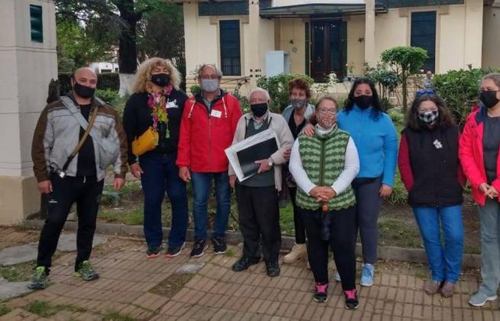 En una de las tantas visitas por los barrios lomenses.