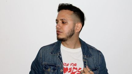 Reemplazable es una canción que habla del dolor de soltar y la fuerza de seguir.