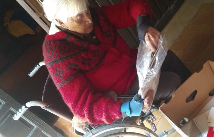 Álida sigue ayudando a pesar de su condición de salud.