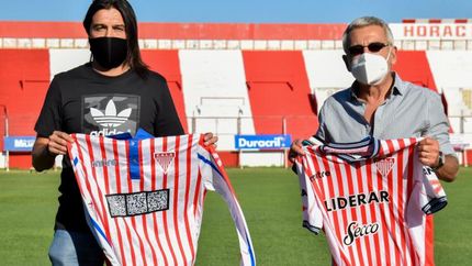 Grosi, junto al DT Salomón, tras la firma de su contrato. Grosi, junto al DT Salomón, tras la firma de su contrato.