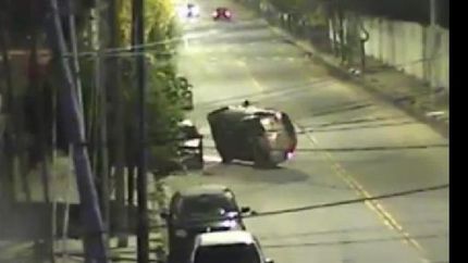 los delincuentes volcaron el auto robado cuando eran perseguidos por la Policía.