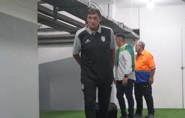 Julio Falcioni quedó muy enojado con el arbitraje de Fernando Rapallini en la derrota de Banfield ante Independiente.
