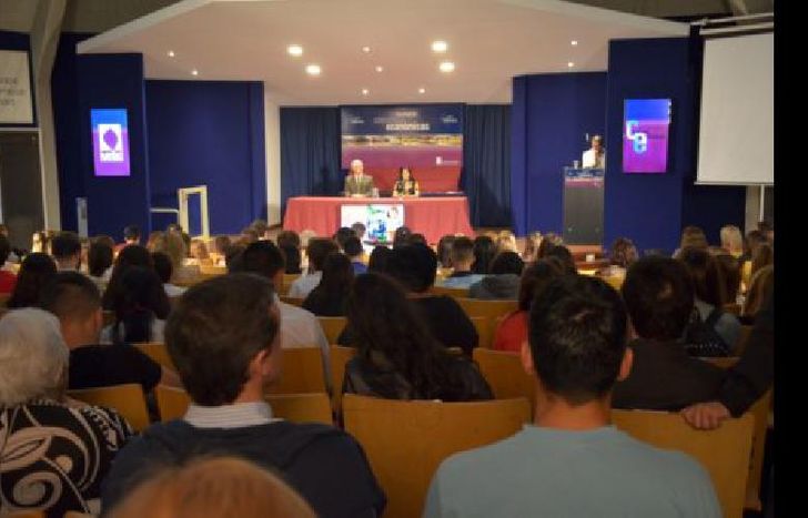 el jurado a cargo de las evaluaciones estará constituido por un destacado grupo de docentes de la Unidad Académica.