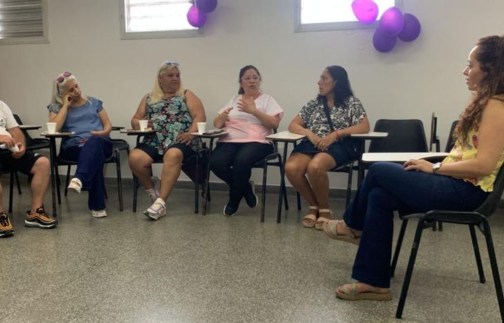 Con la posibilidad de hablar de los sentimientos.