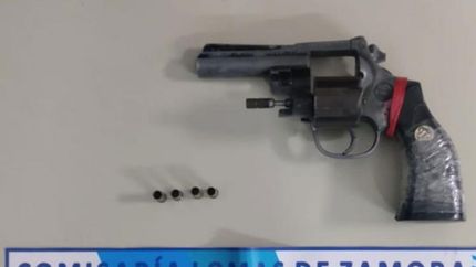 fueron detenidos cuando intentaban robar una bici: llevaban un arma