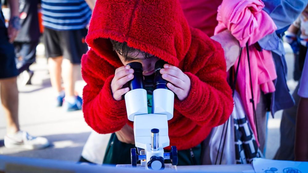 Chicos y chicas de Lomas pudieron jugar y aprender sobre ciencia. Chicos y chicas de Lomas pudieron jugar y aprender sobre ciencia.