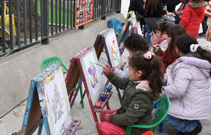 Con la campera a mano.