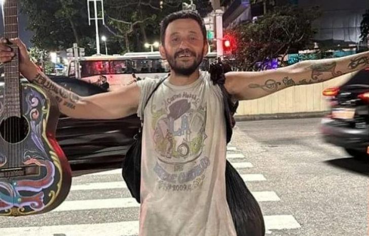 Por estas horas, disfruta de la playa con otros hinchas de Boca.