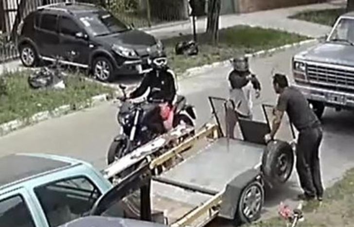 El ataque quedó grabado en una cámara de seguridad.