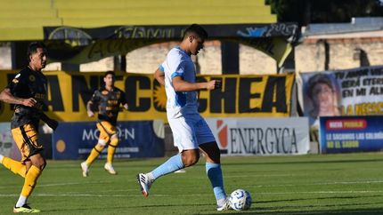 , Bruno Duarte sale desde el fondo.