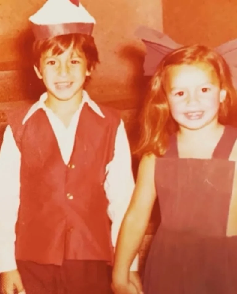 Cecilia Carrizo y su hermano Martín, en un vieja postal. 