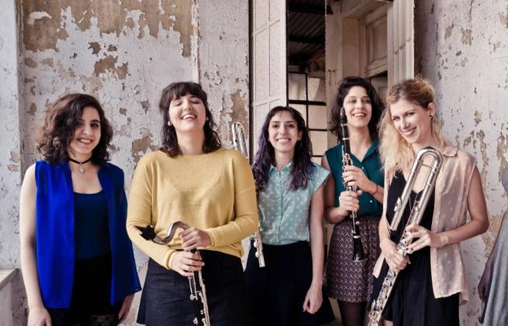 Con una integrante de la región.