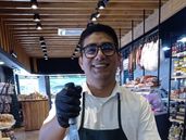 Nació en Centenario en una familia de siete hermanos y cuando su papá se enfermó salió a trabajar a sus 12 años. Nació en Centenario en una familia de siete hermanos y cuando su papá se enfermó salió a trabajar a sus 12 años.