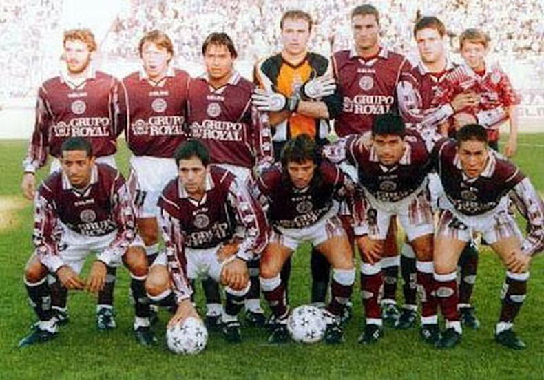 Arley Betancourt en Lan&uacute;s, el &uacute;ltimo abajo a la derecha.