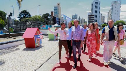 Insaurralde visitó la plaza y charló con vecinos y vecinas. Insaurralde visitó la plaza y charló con vecinos y vecinas.