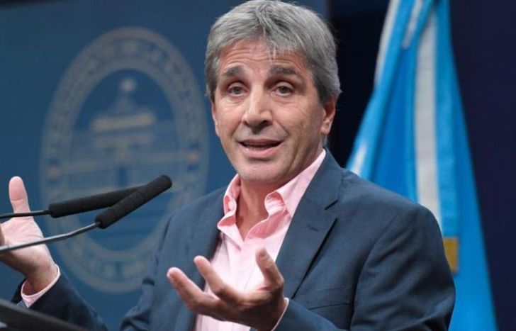 Caen los bonos, sube el riesgo país y los mercados desconfían de Luis Caputo.