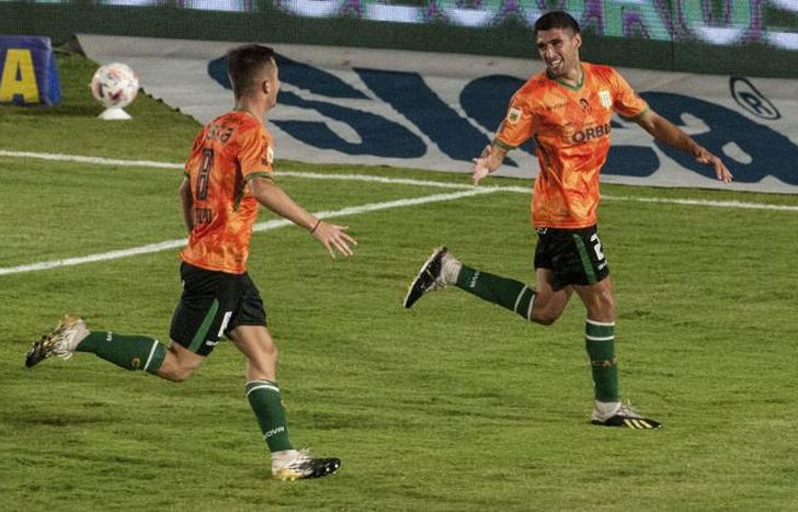 Álvarez festeja su gol en Santiago, el segundo suyo en el torneo.