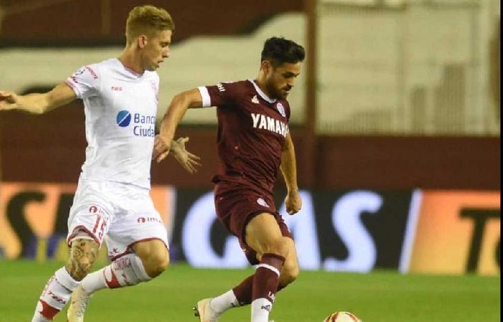 Lautaro Acosta fue uno de los que más intentó, pero no pudo con la marca rival.