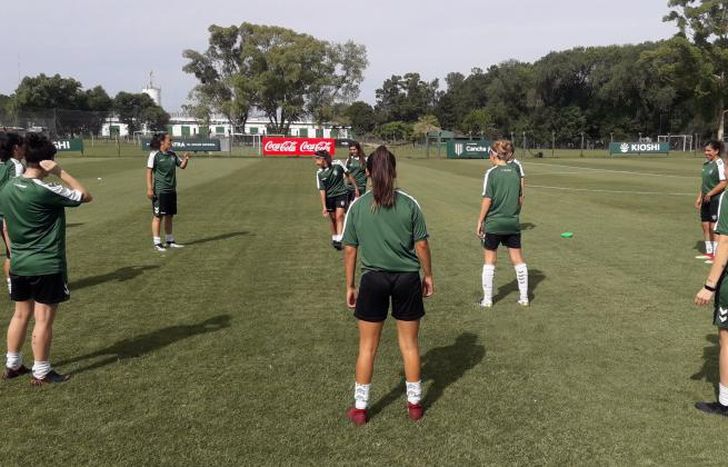 El femenino goleó a Vélez en un amistoso jugado en Guillón.