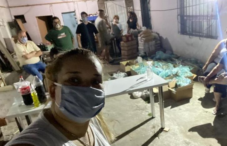 Hasta las 23.30 repartieron la primera tanda de mercadería.