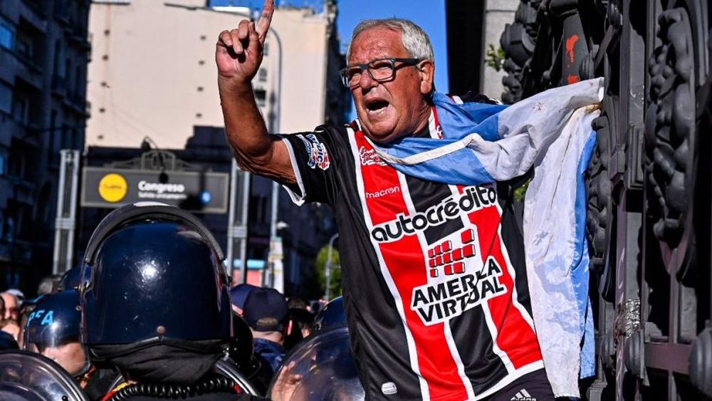 Fuerte represión a jubilados e hinchas en la marcha al Congreso