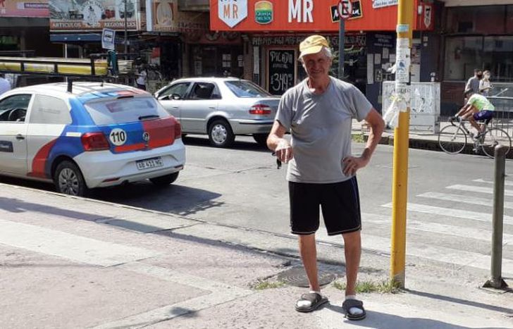 Dardo señala la esquina que marcó su vida, en Acevedo y Boedo.