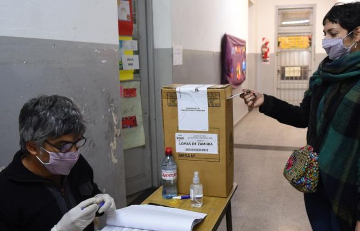 Feliz de poder emitir su voto en el país que ama.