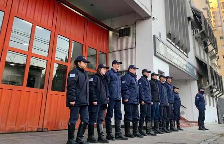 Algunos bomberos locales en el acto formal de izamiento de la bandera y toque de sirena.
