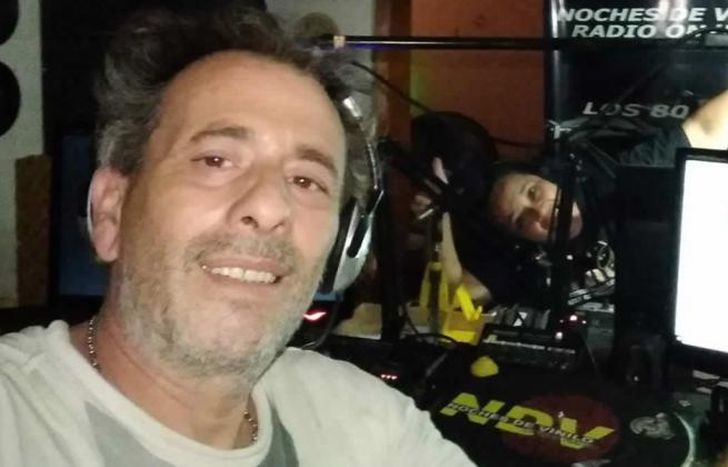 Jaime y Andrea pasan música en vinilo y despiertan recuerdos.