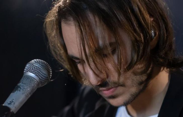 Tiene 33 años y desde los 6 toca la guitarra.