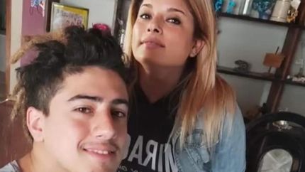 Emiliano junto a Stella, su mamá.