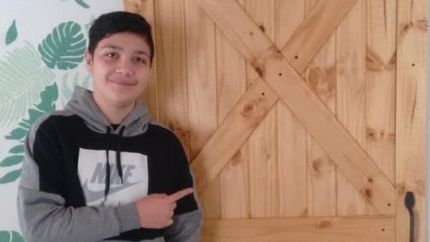 Facundo hizo una puerta granero en tan solo tres días.