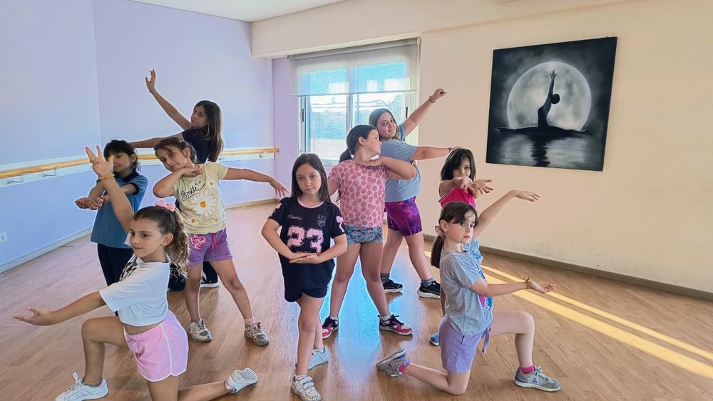 Las chicas en pleno ensayo para brillar en el Teatro del Municipio de Lomas, este sábado.&nbsp;